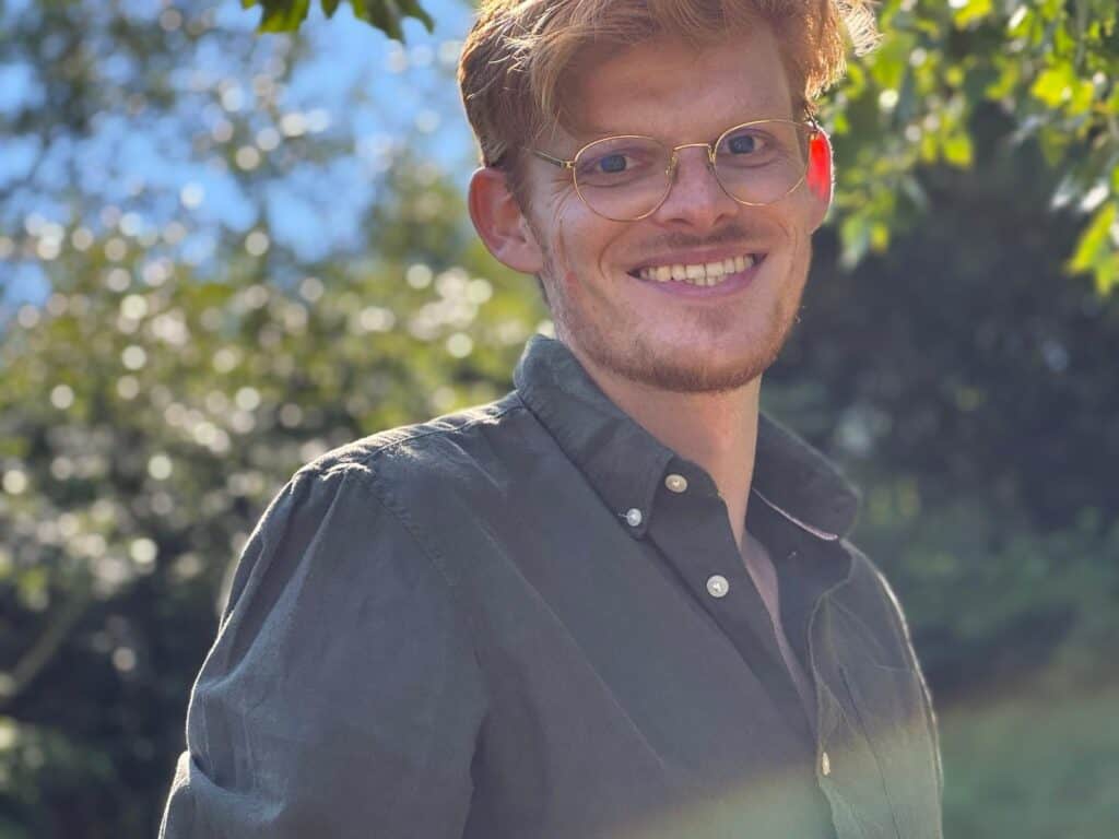 Wellness coach die ontspanning en welzijn bevordert in een natuurlijke omgeving.